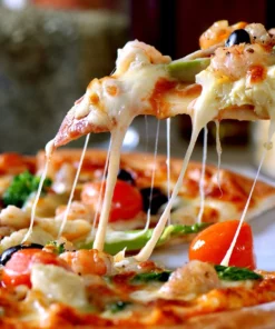 Pizza mit frischen Tomaten und Mozzarella